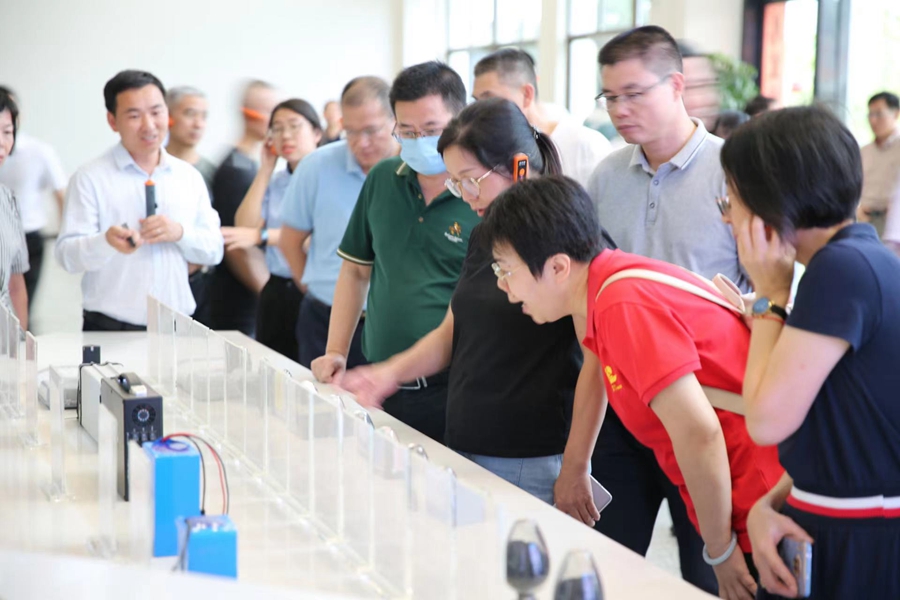 省委黨校第105期縣處級干部進修班（政治建設方向）學員參觀學習常青新能源科技有限公司。（程序攝）