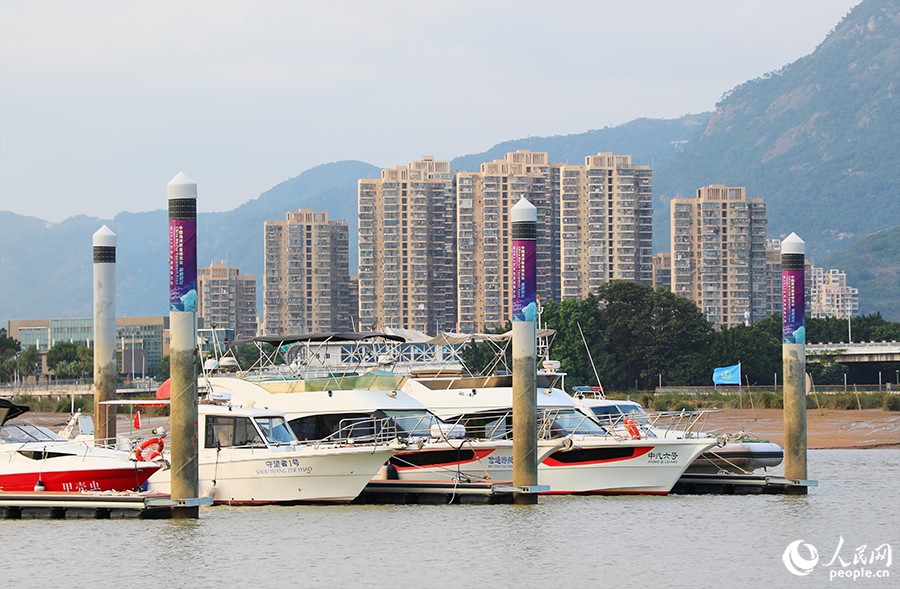 2023中国海洋装备博览会游艇展区码头泊位内的各式游艇。人民网 黄东仪摄