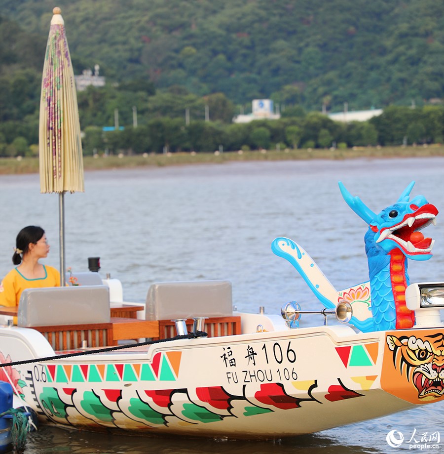 2023中国海洋装备博览会游艇展区内展出的“福舟106”游船。人民网 黄东仪摄