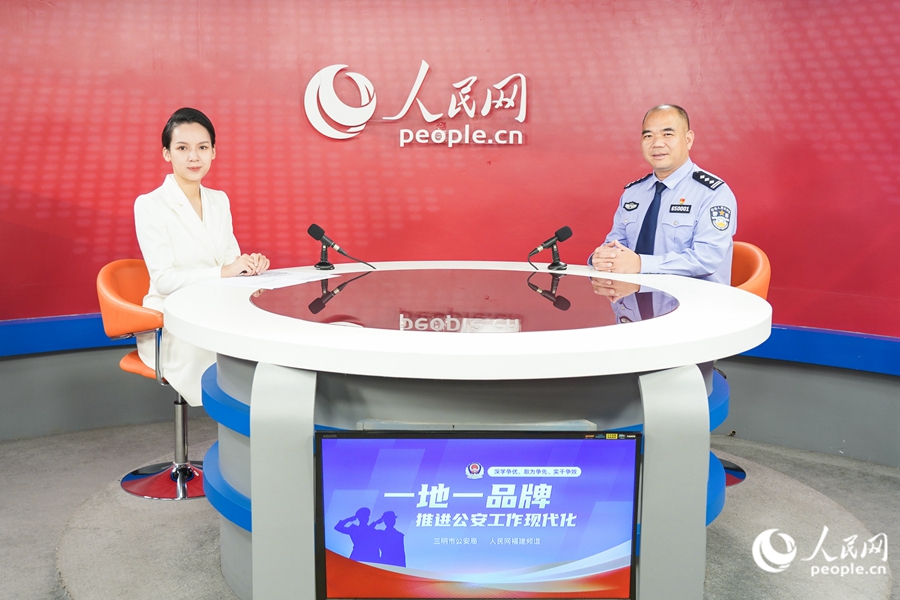 宁化县副县长、公安局局长汤有芬做客人民网演播室。人民网 兰志飞摄