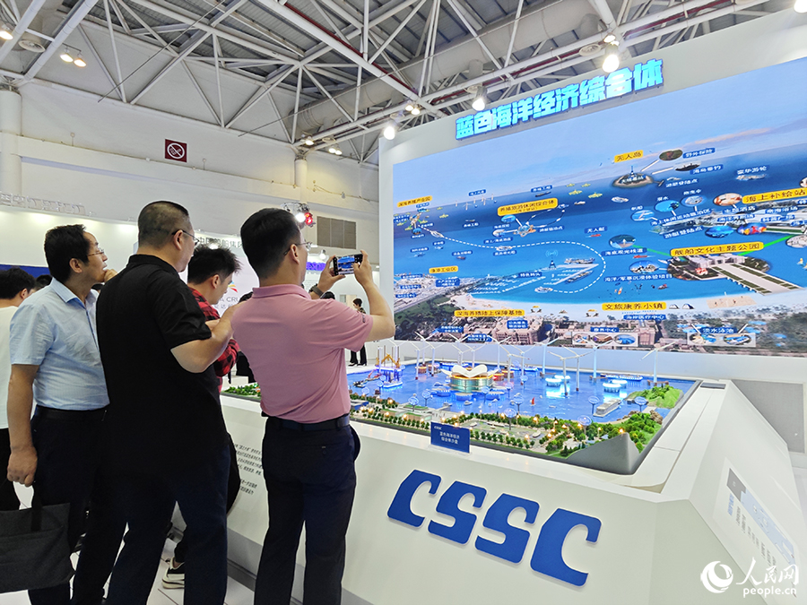 2023中国海洋装备博览会上的“蓝色海洋经济综合体”沙盘吸引参观者驻足拍摄。人民网 黄东仪摄