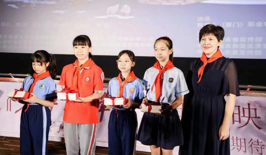 思明区委宣传部向少先队员代表赠送了《英雄小八路》连环画。思明区融媒体中心供图