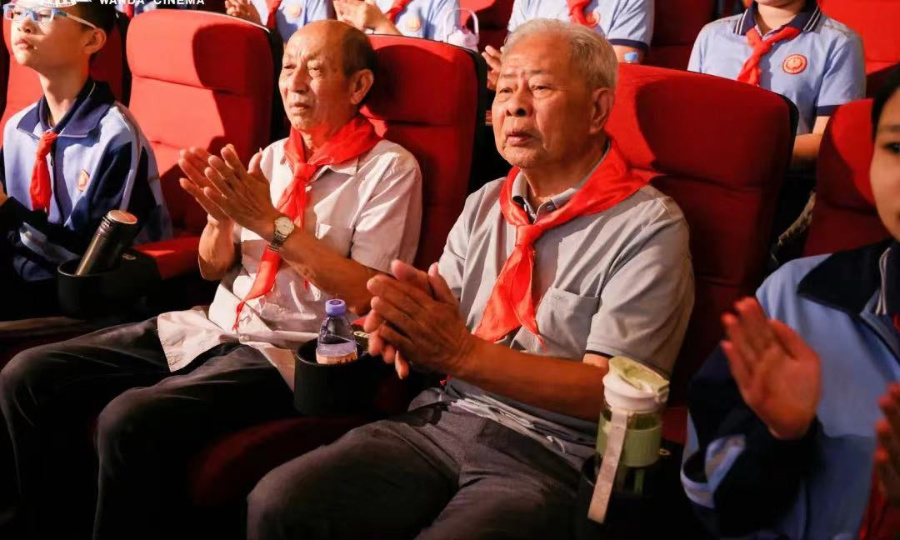 活动现场,思明区少先队员代表与“英雄小八路”原型何亚朱、何明全一起重温了那段烽火连天的红色岁月。思明区融媒体中心供图