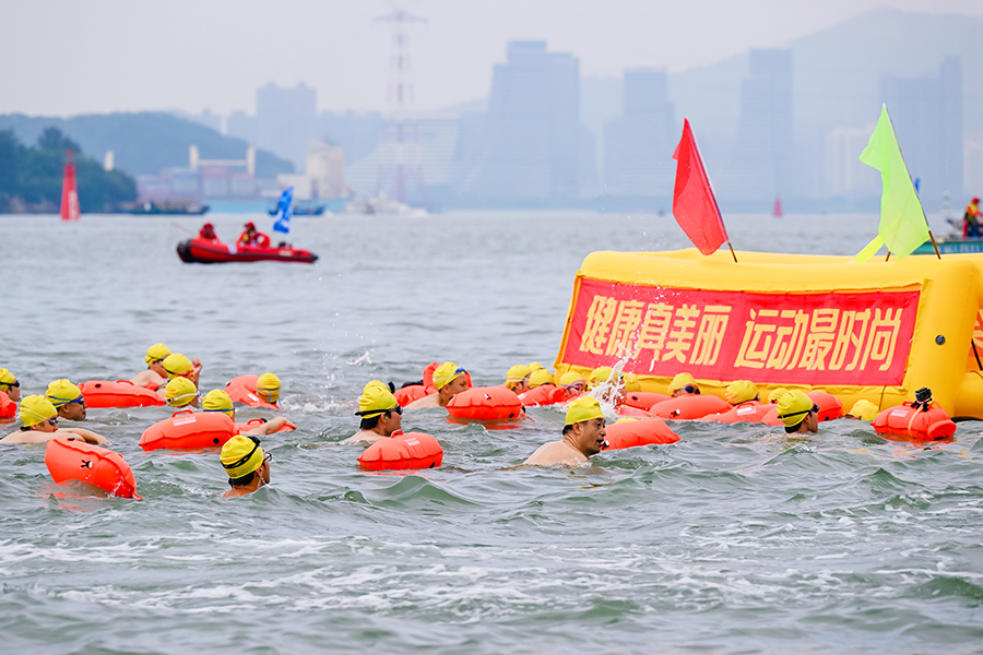 千余名“泳士”化身10个方阵，推举特色标语牌奋“泳”向前。主办方供图