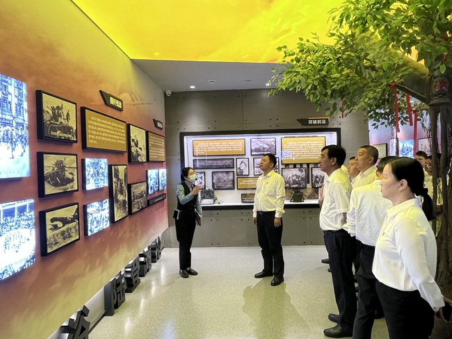 组织党员干部参观神山革命教育基地。