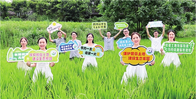 自然合唱团录制土地日宣传歌曲视频现场。