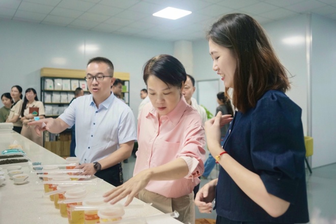 日前,龙文区委书记朱真(中)带队调研高端食品产业。龙文区融媒体中心供图