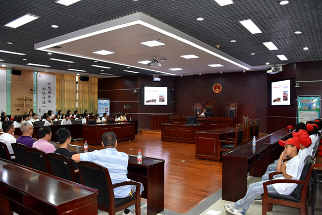 華安五中師生體驗集美大學特色教室氛圍。沙建鎮人民政府供圖