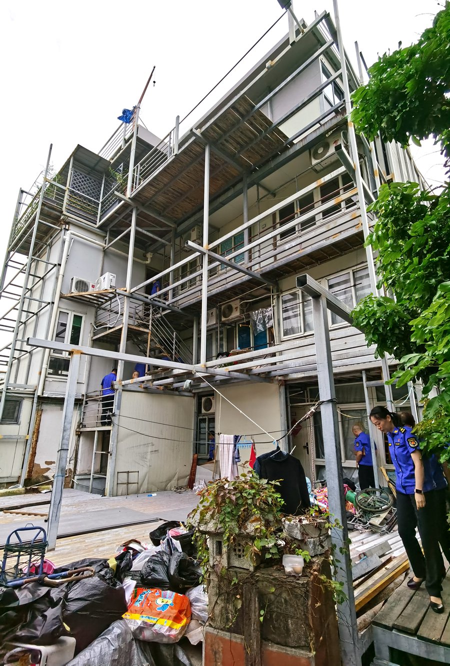 查看违章搭盖房屋状况、排查安全隐患等。思明区融媒体中心供图