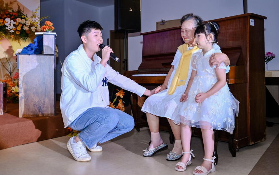歌曲表演《听妈妈讲那过去的事情》。主办方供图