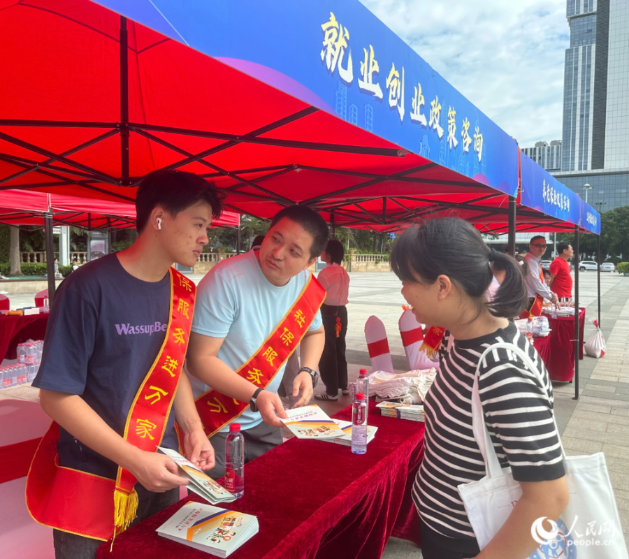 活动现场,市民咨询就业创业相关政策。人民网记者 张萌摄