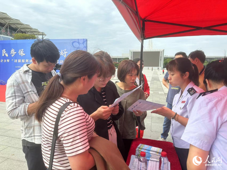 活动现场,市民可就养老、工伤、失业等政策进行咨询。人民网记者 张萌摄
