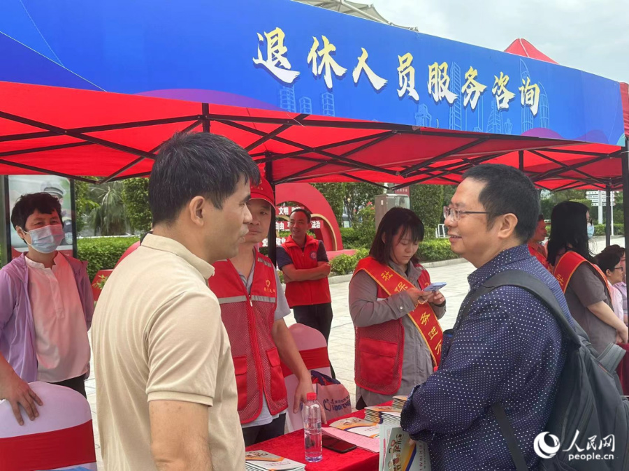 活动现场,市民咨询退休人员相关业务。人民网记者 张萌摄
