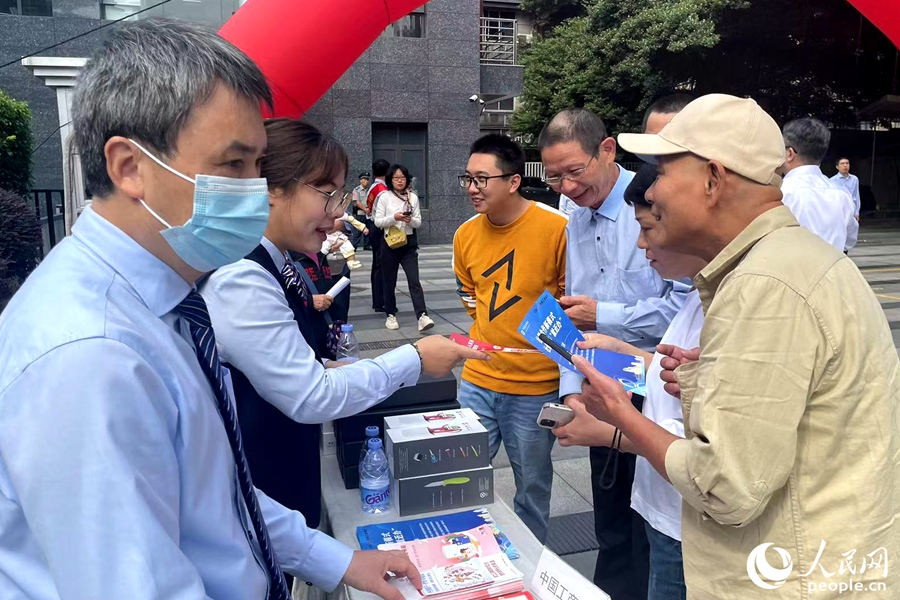 市民前来咨询社保相关问题。人民网记者 林盈摄