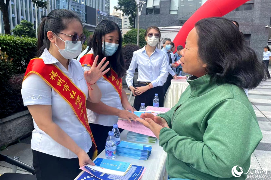 市民现场咨询社保问题。人民网记者 林盈摄
