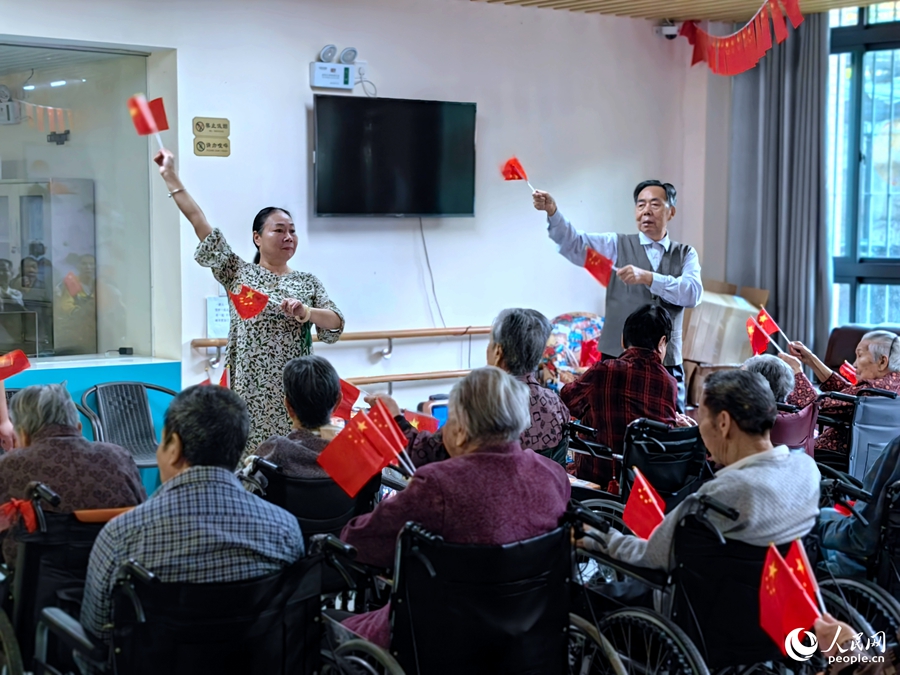 10月13日，福建省福州市闽侯县社会福利中心的老人们正在做室内操。人民网 叶青卿摄