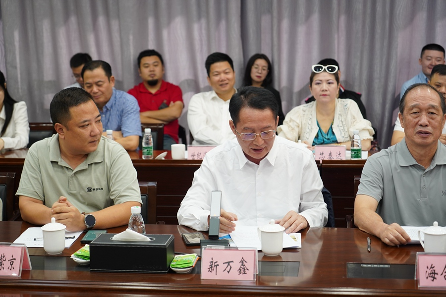 新万鑫(福建)精密薄板有限公司董事长张维林发言。陈川摄