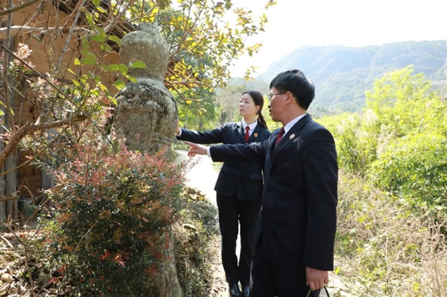 了解文物保护情况。永泰县人民检察院供图