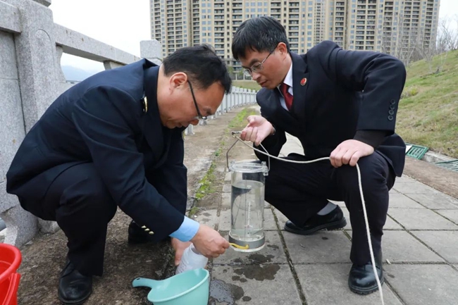 检测水质。永泰县人民检察院供图