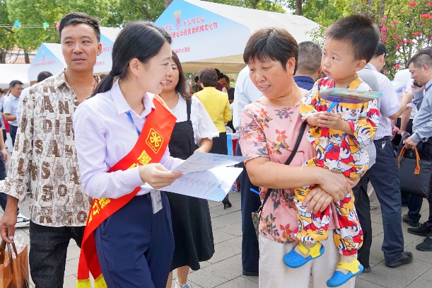 厦门国际银行厦门分行工作人员向侨界群众推介华侨金融产品与服务