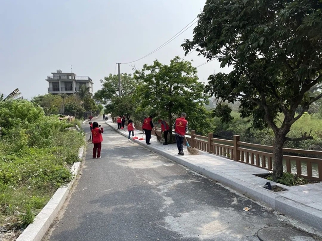 清掃村中道路。長樂區融媒體中心供圖