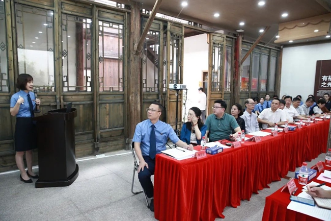 台江区人民检察院第二检察部副主任张婷婷进行金融普法宣传