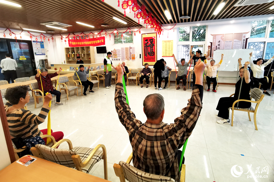 在福州华大街道屏山社区的长者食堂·学堂，老人们在进行锻炼。人民网记者 林晓丽摄