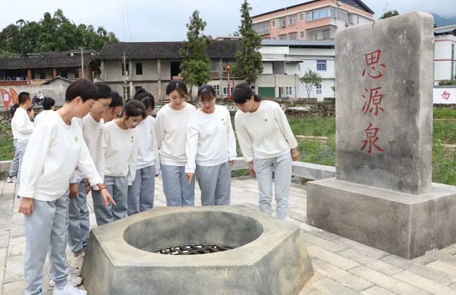 参观思源泉。新罗区融媒体中心供图