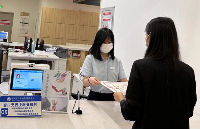 市民在窗口辦事。長樂區市場監督管理局供圖