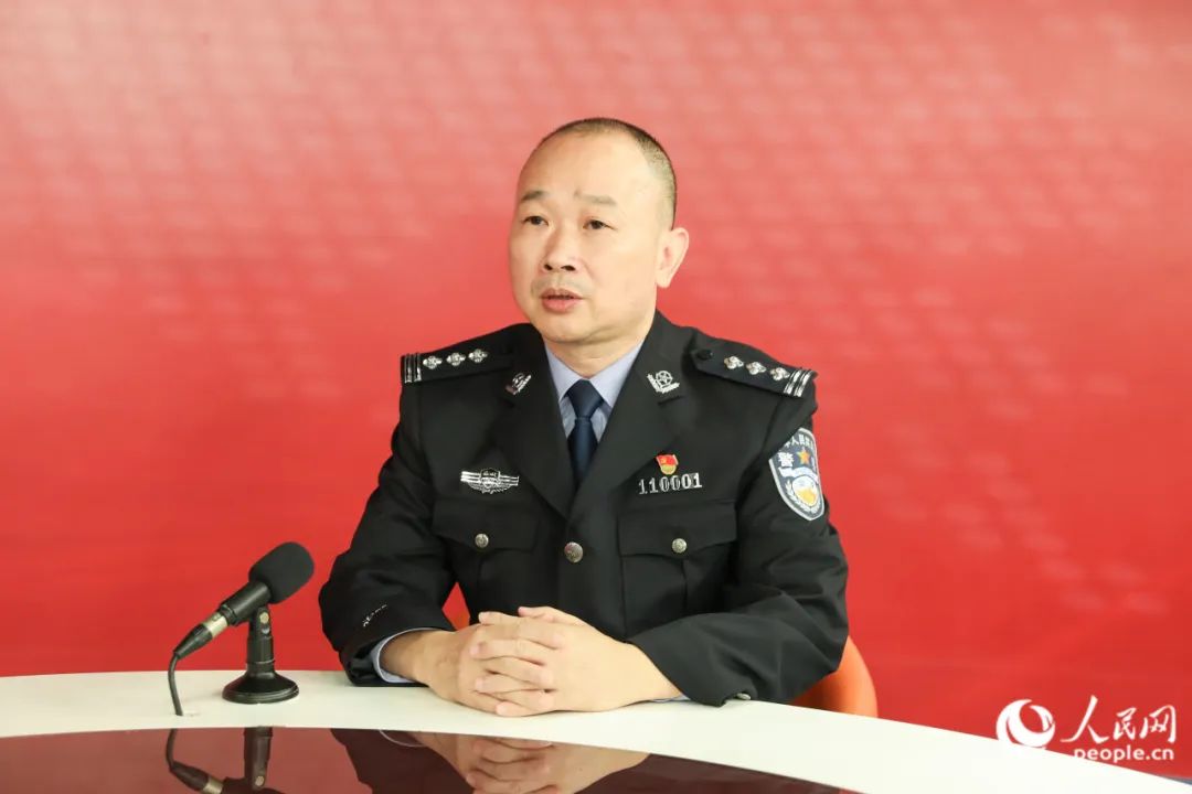 福州市鼓楼区副区长、公安局局长林能响接受人民网专访。人民网 陈永整摄
