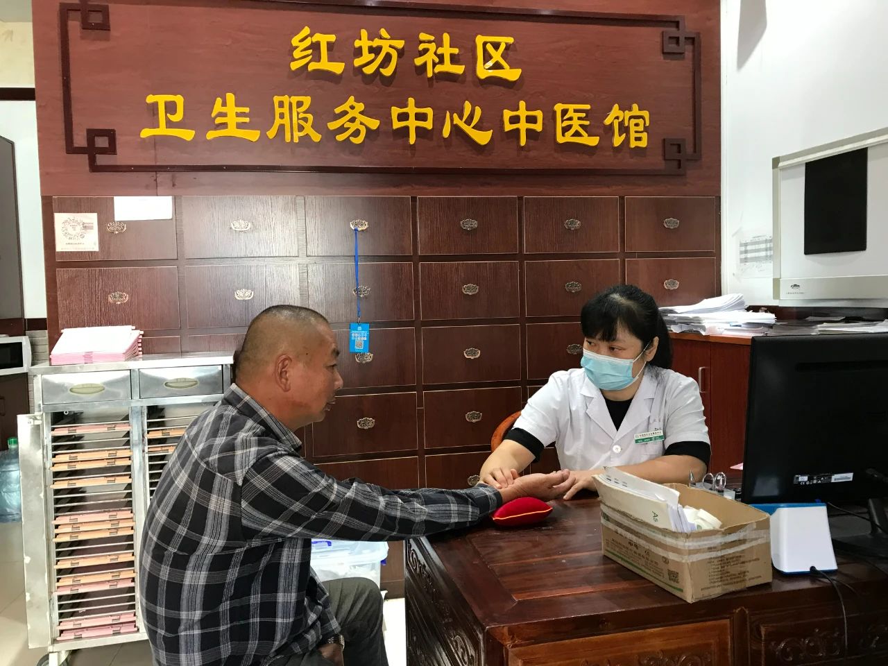 紅坊社區衛生服務中心中醫館負責人吳利華給患者把脈。