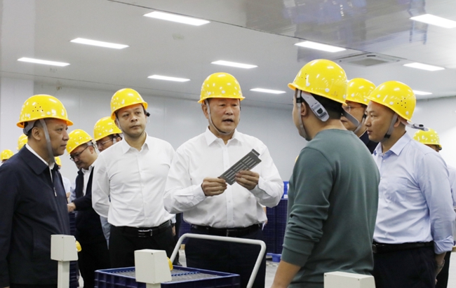 開展“四下基層貼民心、感恩奮進建新功”實踐活動。鄭霄攝