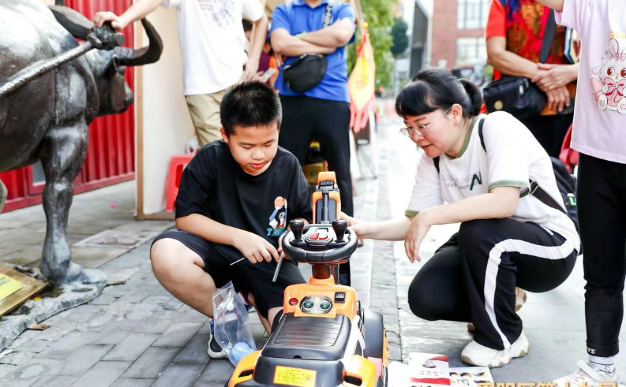 市集活动上，市民可进行知识宣讲、模型制作、现场教学等互动体验。主办方供图