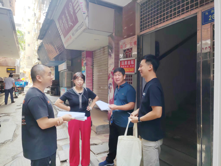 街道领导干部、社区两委、网格员一线作战，全面加快推进城中村“空间梳理和四打通”工作。殿前街道供图