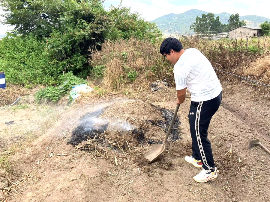 网格员发现一处田地烧秸秆并及时处置。翔安生态环境局供图