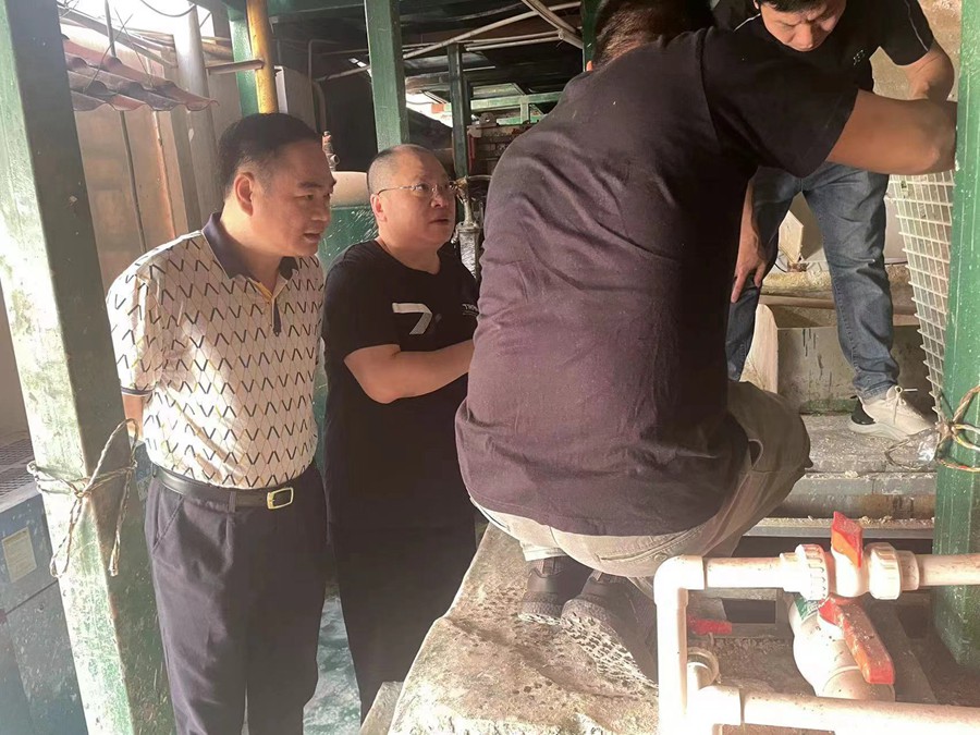 翔安生态环境局分管领导检查企业。翔安生态环境局供图
