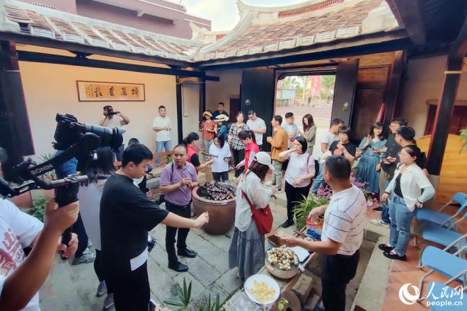 香甜可口的田洋果蔗广受青睐。人民网记者 陈博摄