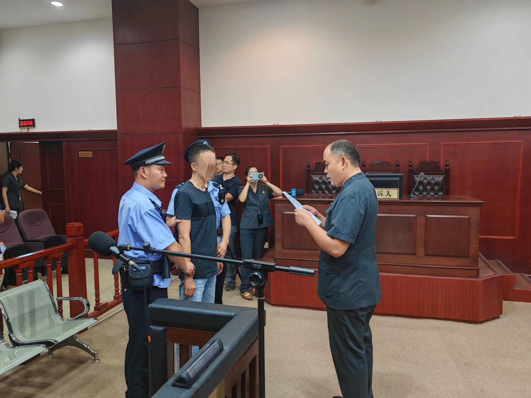 法官当庭对一被执行人宣读司法拘留决定书。厦门中院供图