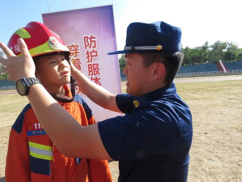 “消防親子家庭組”體驗活動。