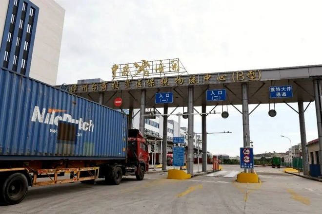 貨櫃卡車通過漳州台商投資區保稅物流中心（B型）閘口。漳州台商投資區融媒體中心供圖