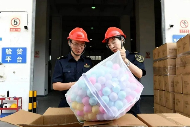 漳州海關關員在漳州台商投資區保稅物流中心（B型）對一批出口玩具海洋球進行查驗。漳州台商投資區融媒體中心供圖