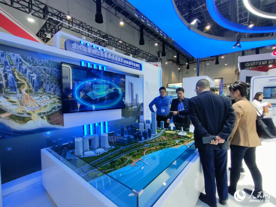 与会嘉宾参观“金砖国家新工业革命伙伴关系创新基地总部区”项目沙盘。人民网记者 陈博摄