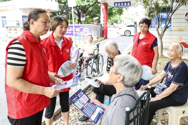龙烟公司退休志愿者走进社区为居民宣传普及反诈知识。福建中烟供图