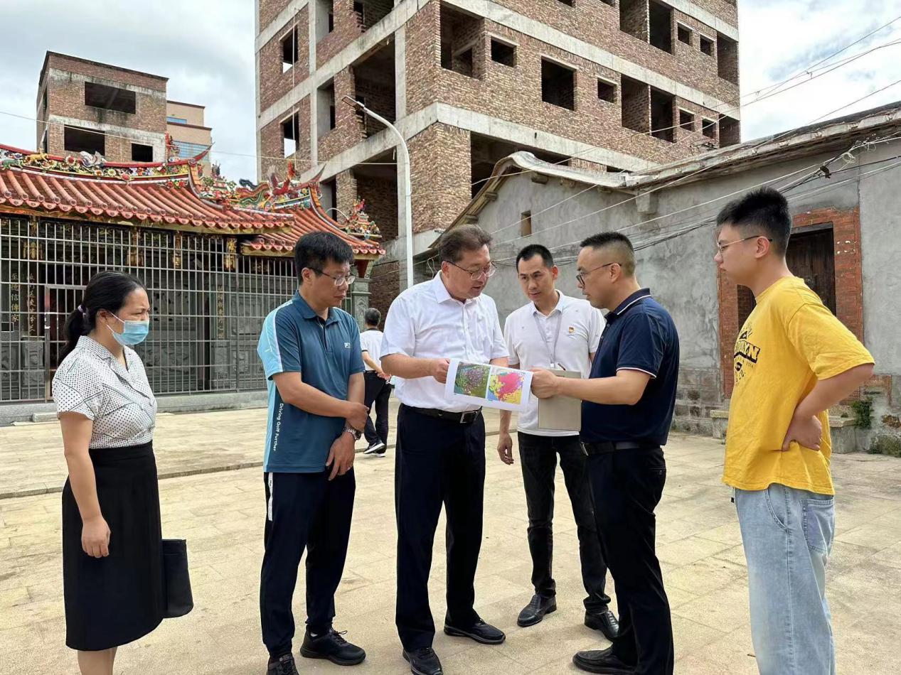 翔安区人大常委会主任杜刚实地察看城乡环境整治情况。翔安区委宣传部供图