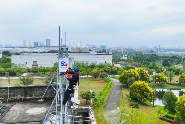 5G网络基站建设。中国电信供图