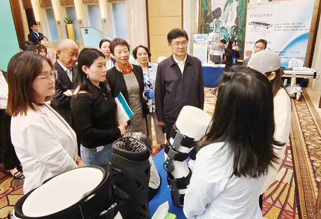 与会领导嘉宾参观企业家康复科技辅具。林林摄