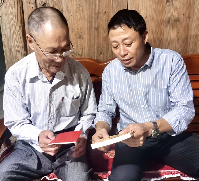 金涵畬族鄉金涵村開展“送書到家 送學上門”活動。金涵鄉供圖