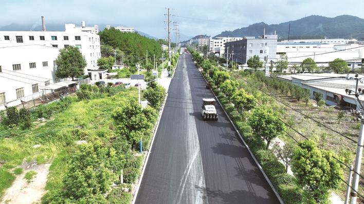 红土地工业大道道路改造。黄功兴摄