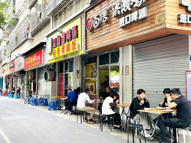 一条黄虚线，增添莲景路“烟火气”。嘉莲街道供图