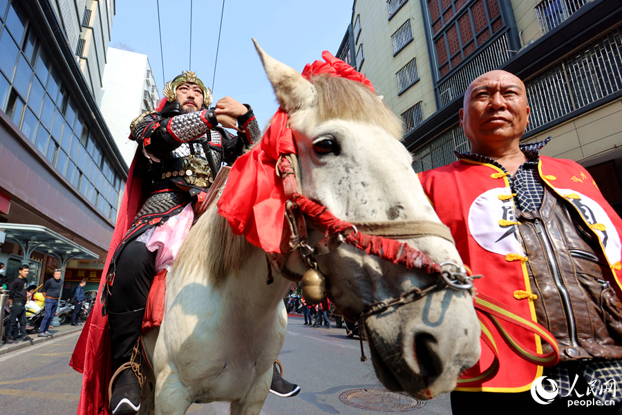 “张府王爷”扮演者骑高头大马，带领马队游走于厦门同安老城区。人民网记者 陈博摄